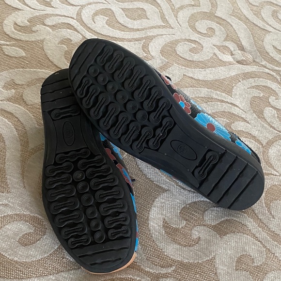 Levi’s Comfort Loafers Black w/ Blue Flowers – Size 39 - Picture 5 of 9